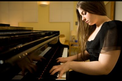 Lara Melda playing piano photo